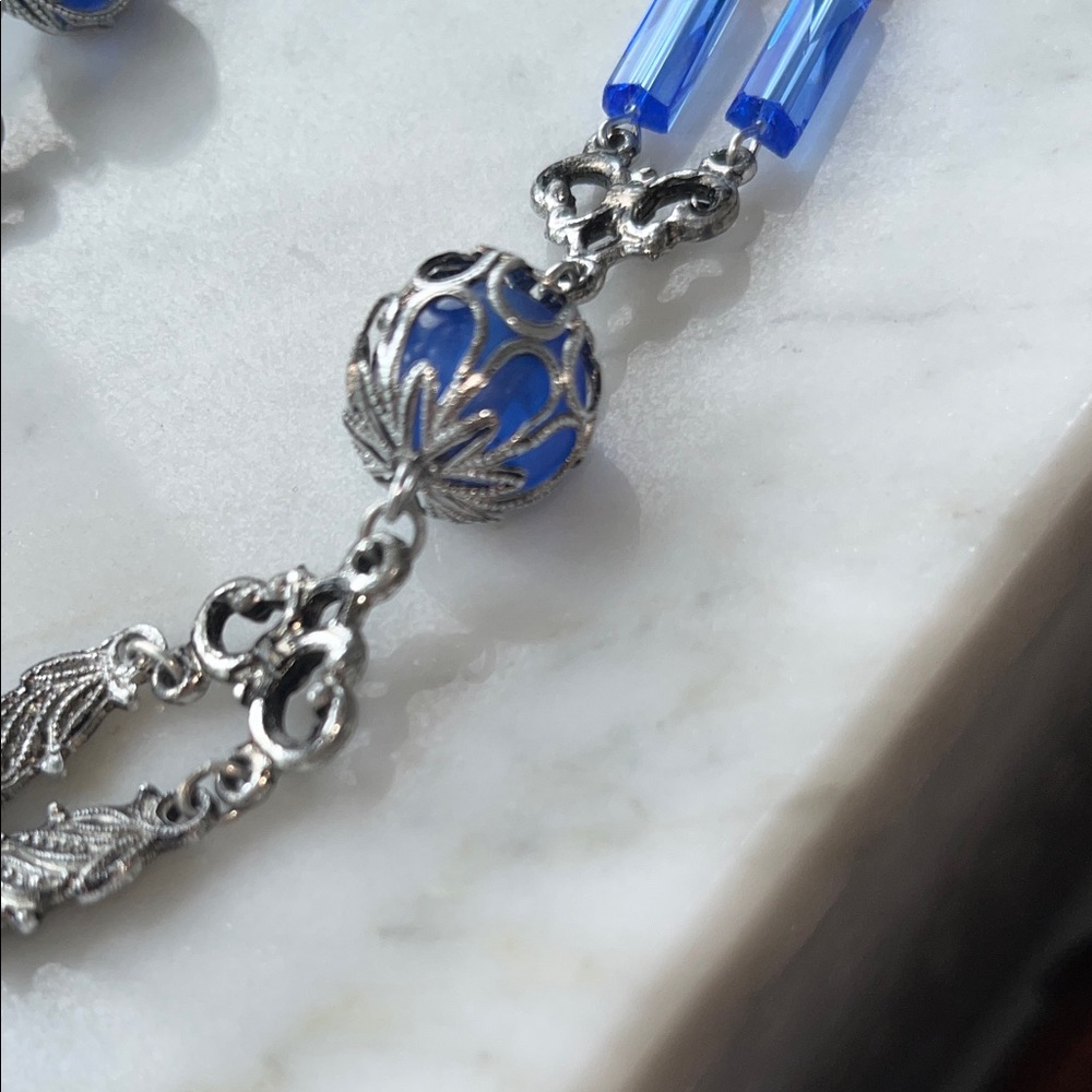 VINTAGE Elegant Silver Toned and Blue Beaded Necklace - Picture 3 of 8